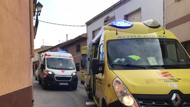 Varias ambulancias se han trasladado enseguida a la calle de Cervantes de Alagón, donde se ha producido el accidente.