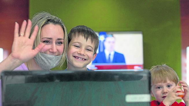 Tatiana y sus hijos Artem y Mark se despiden de la profesora ucraniana tras una clase 'online'