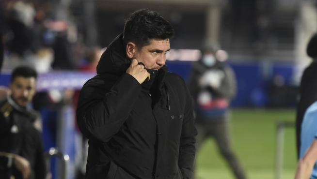 Xisco Muñoz observa el campo durante el duelo con el Burgos del viernes.