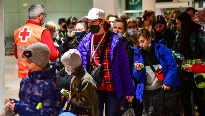 Llegada de refugiados ucranianos a Barcelona tras viajar en un avión fletado por la SD Huesca.