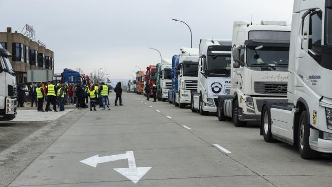 La protesta de los camioneros en la Ciudad del Transporte de Zaragoza.