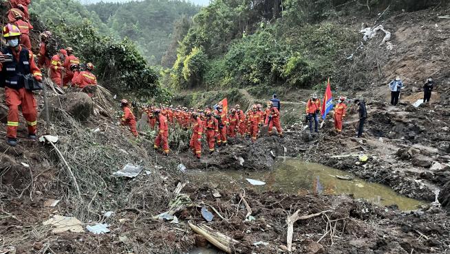 Trabajos de búsqueda y rescate tras el siniestro del avión de la aerolínea China Eastern Airlines en el sur de China.