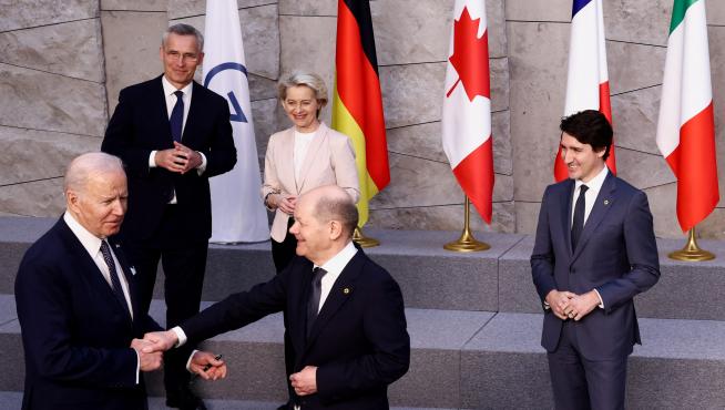 Joe Biden saluda a Olaf Scholz en la cumbre del G7