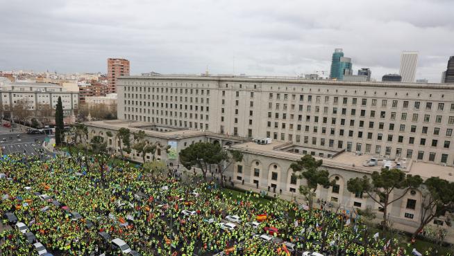 Multitudinaria concentración de la plataforma de transportistas ante el ministerio de Transporte.