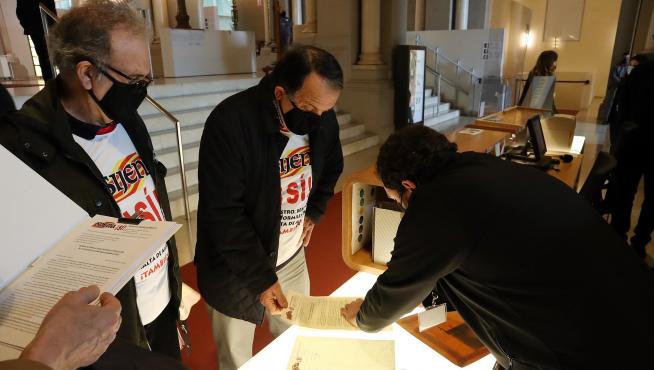 Las firmas han sido entregadas y selladas en la recepción del MNAC.