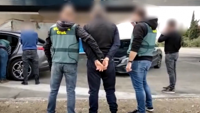 Instante en el que la Guardia Civil detiene al líder de la banda