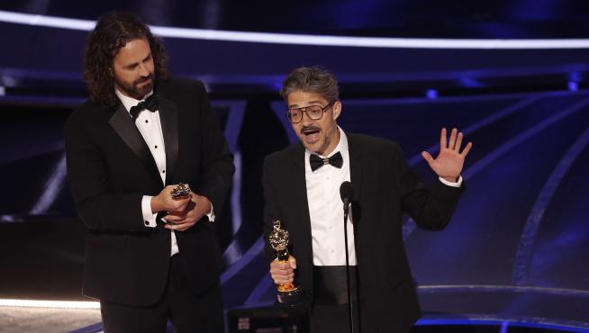 El director Alberto Mielgo y el productor Leo Sánchez recogiendo el premio USA ACADEMY AWARDS 2022