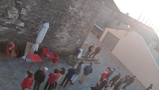 Una de las reuniones de “Empenta tu pueblo” en Larrés en noviembre