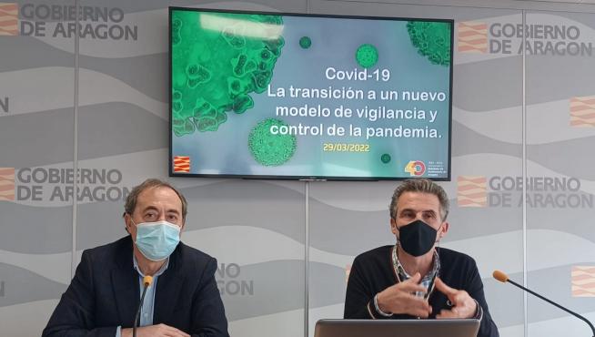 El director general de Salud Pública del Gobierno de Aragón, Francisco Javier Falo, y el gerente del Servicio Aragonés de Salud, José María Arnal.