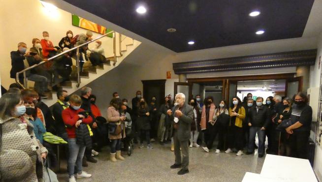 Miguel Ángel Encuentra, en el centro, en la inauguración de su exposición en Barbastro.