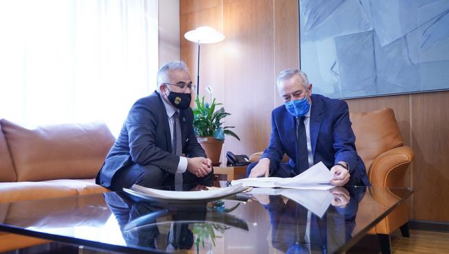 Javier Hernández y Javier Sada en la entrega de la memorial anual de 2021 del Justicia de Aragón