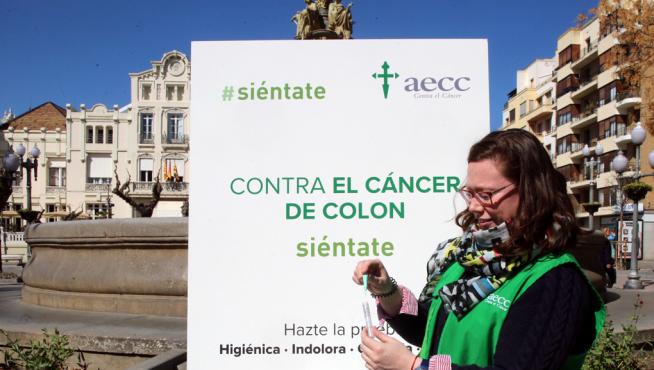 Foto de una campaña anterior para promover que la población se haga esta prueba detectora del cáncer de colon.