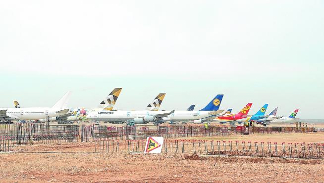 Aviones estacionados en el aeropuerto de Teruel, junto a las obras del hangar para dos Airbus A380.