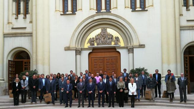 Foto de familia de los 33 proyectos premiados, uno por comarca, en la tercera edición de los Premios CEPYME Aragón.