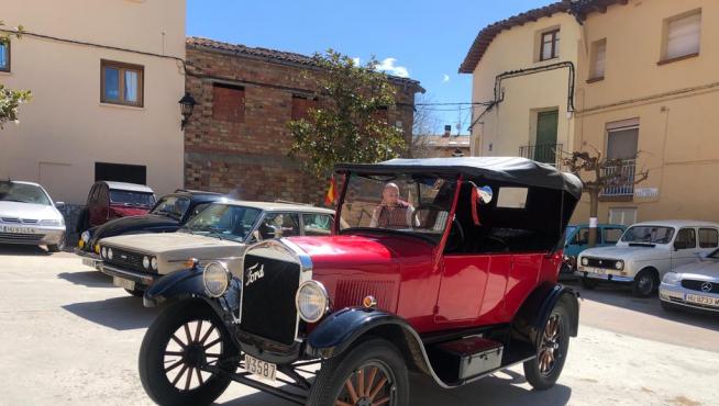 Uno de los vehículos históricos en La Puebla de Castro, el domingo pasado.