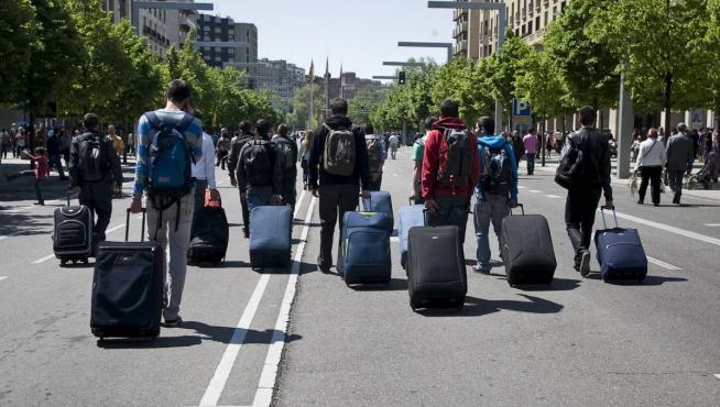 Jóvenes con maletas en el paseo de la Independencia de Zaragoza.