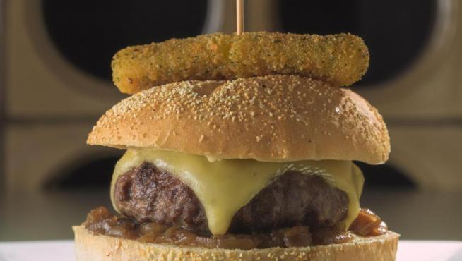 La hamburguesa se sofistica cada vez. Esta es la nueva creación de los zaragozanos chefs Javier y Pedro Carcas para Mott, presentada esta semana.