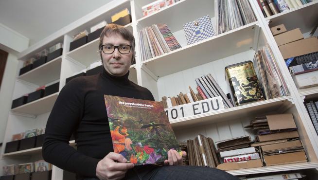 Eduardo Pascual sostiene el recopilatorio rodeado por su colección de discos.