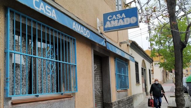 El bar Casa Amado, en la calle Gabriel Gombao, permanecía cerrado en la mañana de este martes 12 de abril.