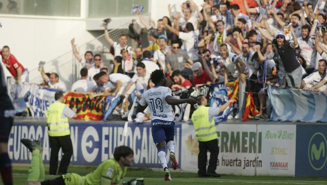 Jean Marie Dongou celebra un gol en El Alcoraz durante un derbi aragonés.