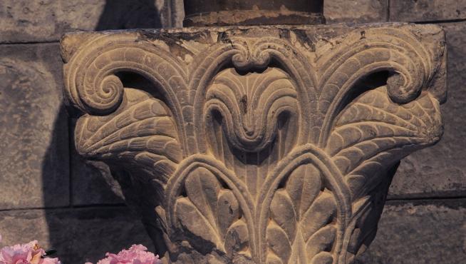 Un capitel románico en el que está representado el 'pitón jaqués', que representa una espiga de acanto.