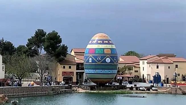El huevo de Pascua decorado mide 16 metros de altura y 11 en la parte más ancha de su diámetro.