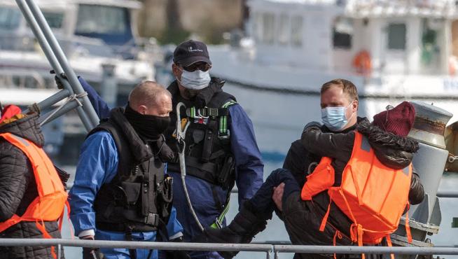 Inmigrantes llegados a Reino Unido tras atravesar el Canal de la Mancha BRITAIN MIGRATION