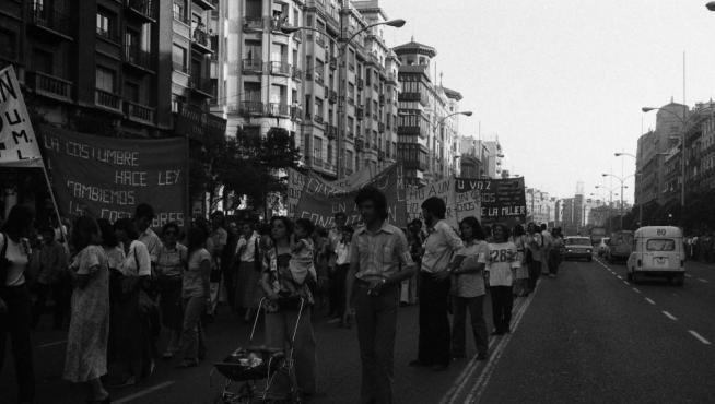 La antesala de la Ley del Divorcio. Imagen de la primera manifestación feminista propiamente dicha celebrada en Zaragoza el 22 de junio de 1978, que encabezaba una pancarta con el eslogan ‘Divorcio y derechos para la mujer’.