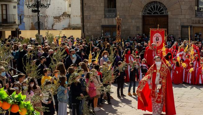 La bendición de palmas y ramos en la plaza de España reunió a centenares de personas