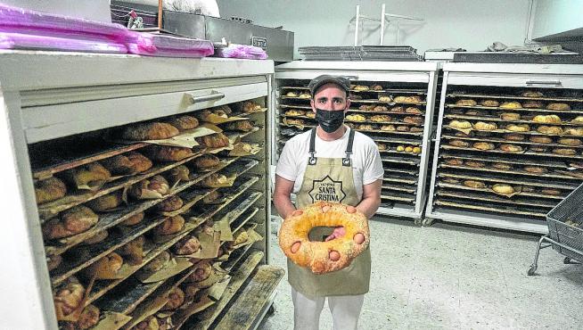 Javier Garzarán, rodeado de roscas para el Sermón de las Tortillas en su horno.