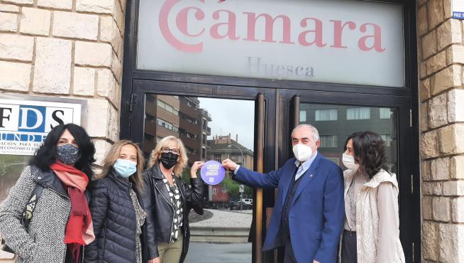 Colocación de la señalización del Punto Violeta en la Cámara de Comercio de Huesca, este martes