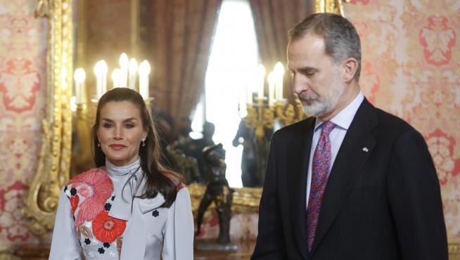 Los Reyes reciben en el Palacio Real a una representación del mundo de las Letras.