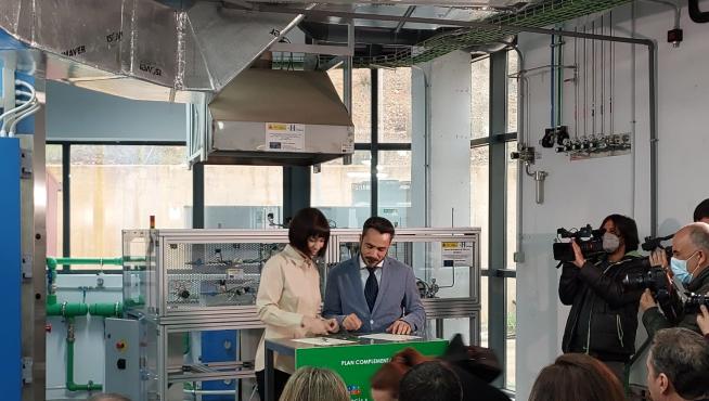La ministra de Ciencia y el director general de Investigación e Innovación firman el plan.