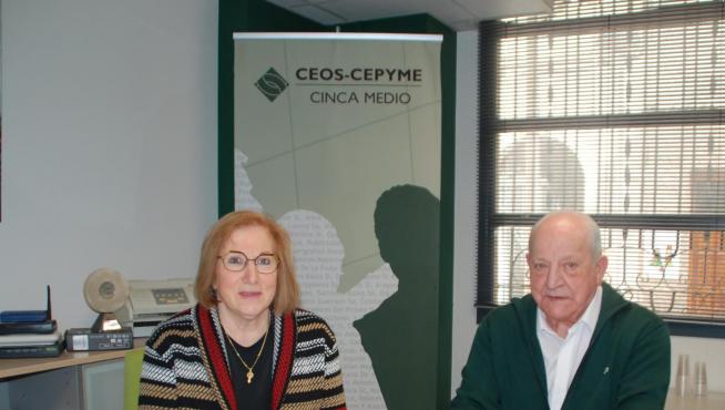 El presidente de la asociación de empresarios local, Ángel Mas, y la presidenta de Cáritas Monzón, Amparo Tierz.