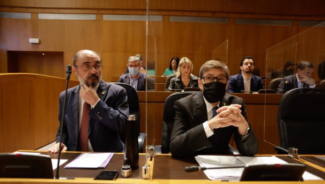 El presidente aragonés, Javier Lambán, y su vicepresidente, Arturo Aliaga, en la sesión de control de las Cortes, este miércoles.