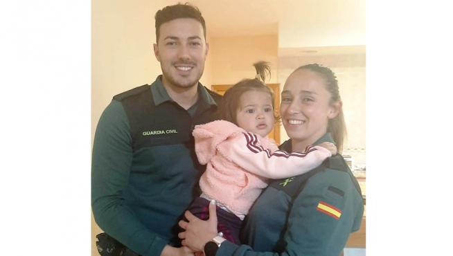 Fernando Bravo y Bárbara Herguido junto a la pequeña Triana.