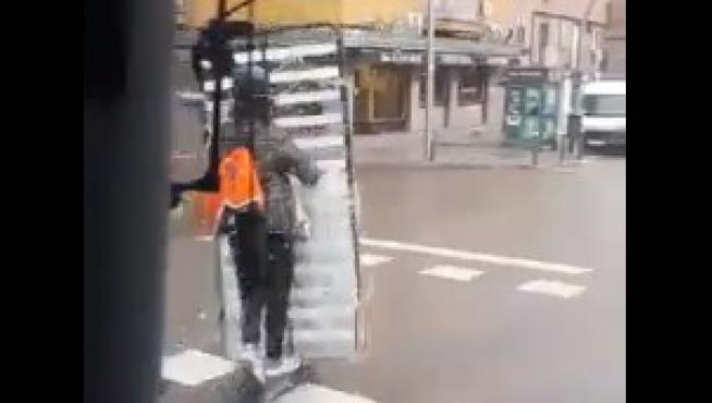 Un somier en patinete eléctrico captado circulando por Zaragoza.