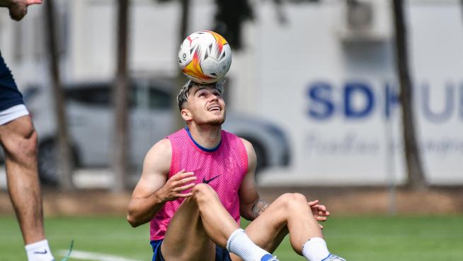 Andrei Ratiu aspira a seguir como lateral derecho del equipo oscense.