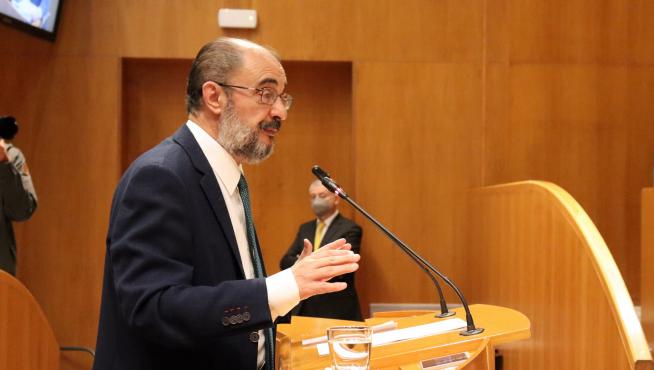 El presidente del Gobierno aragonés, Javier Lambán, este jueves en el pleno de las Cortes