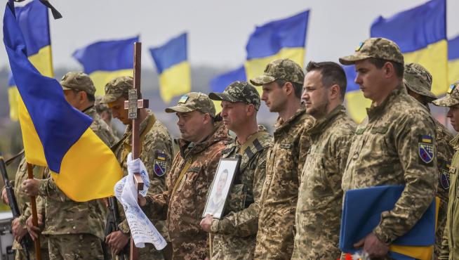 Varios militares ucranianos asisten al funeral de un compañero en Dnipro