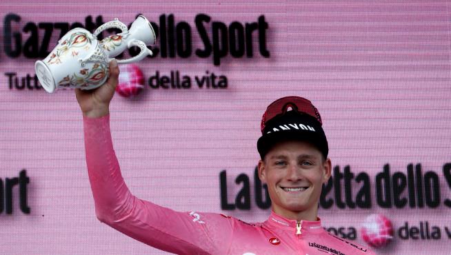 Mathieu Van Der Poel celebra la primera 'maglia rosa' del Giro.