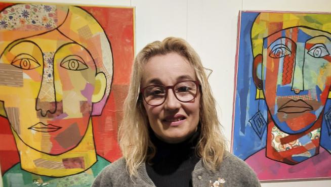 Silvia Alcázar junto a dos de sus obras.