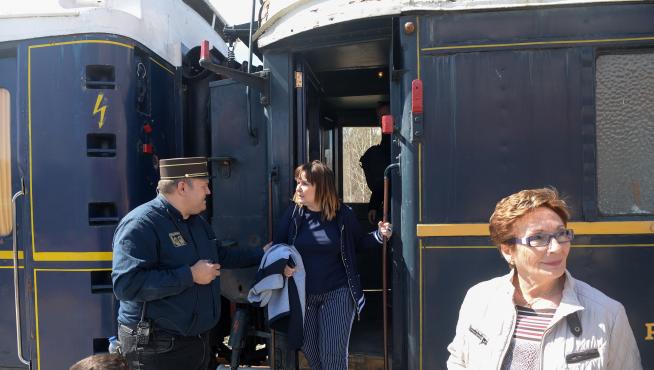 Cuatro vagones del tren azul de Azaft se sumarán a los cinco que van desde Madrid. Carlos Abadías (vestido de ferroviario) muestra el ferrocarril histórico en un viaje a Teruel.