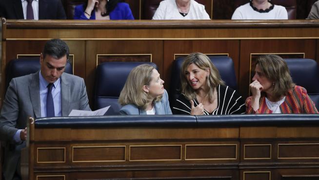 El presidente Sánchez y las tres vicepresidentas durante una sesión en el Congreso.