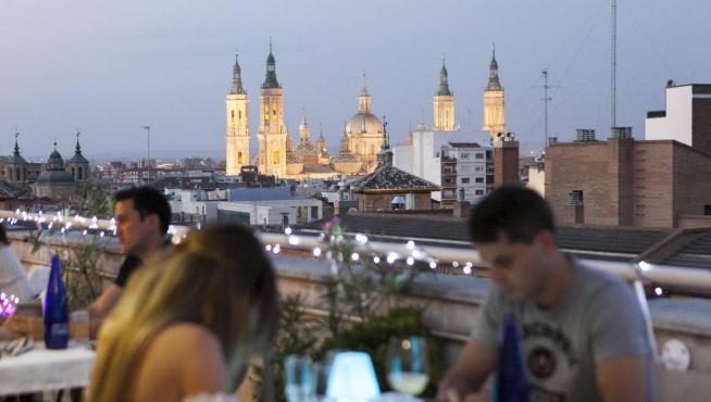 La terraza del restaurante Lounge Van Gogh, en la octava planta del aparthotel Los Girasoles de Zaragoza.