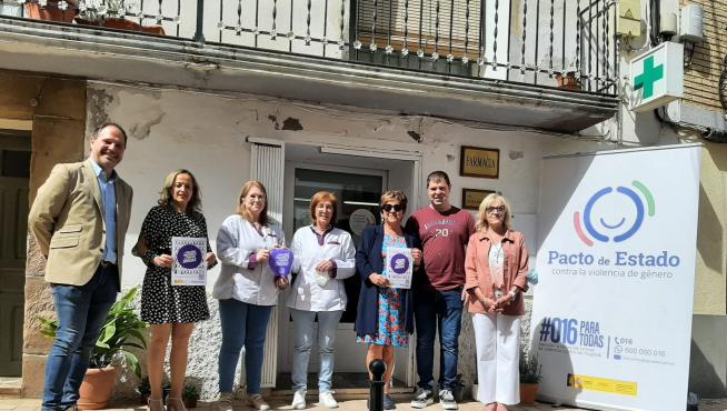 Instalación de la placa en Pomar de Cinca.