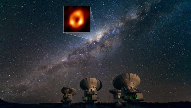El observatorio Alma, en Atacama, mirando hacia la Vía Láctea. En el recuadro, imagen del agujero negro Sagitario A* tomada por la colaboración EHT.