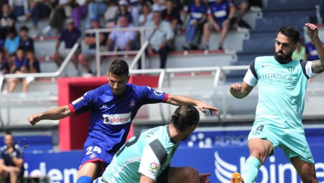 Gorka Guruzeta marcó el gol del triunfo del Amorebieta ante el Huesca con este disparo el pasado sábado.