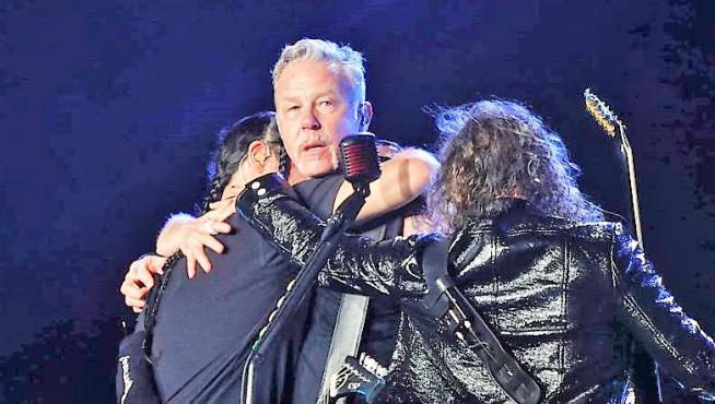 James Hetfield abrazado a sus compañero del grupo en Brasil