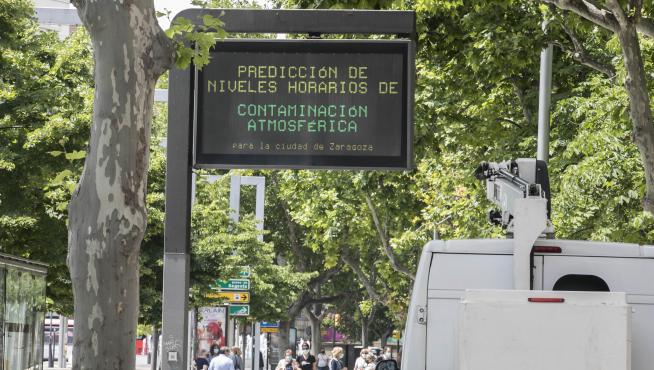 Panel de información de la contaminación atmosférica en la plaza de Aragón de Zaragoza.